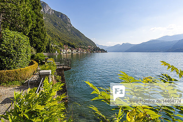 Blick auf den See vom Botanischen Garten im Dorf Vezio  Provinz Como  Comer See  Lombardei  Italienische Seen  Italien