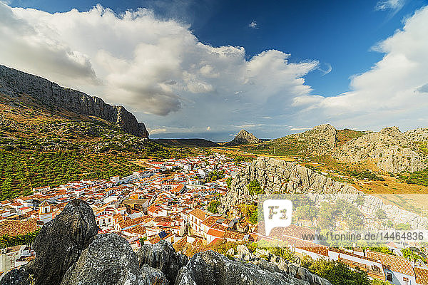 Die weiße Stadt Montejaque in den Bergen der Serrania de Ronda  Spanien