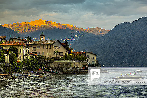 Blick auf den Comer See von Lezzeno bei Sonnenaufgang  Provinz Como  Comer See  Lombardei  Italienische Seen  Italien
