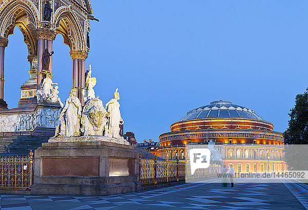Albert Hall und Albert Memorial bei Sonnenuntergang in London  England