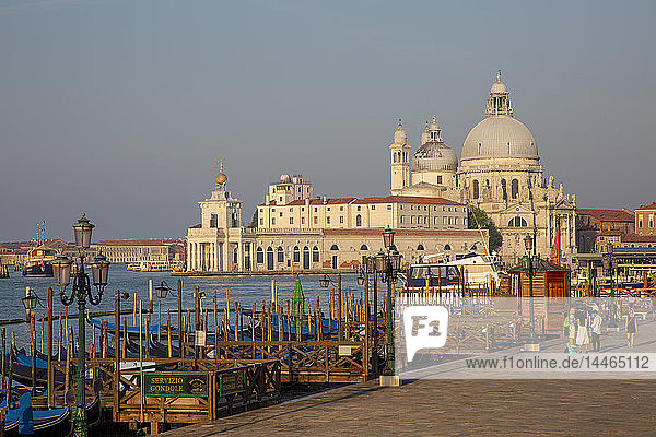 Wasserfront bei Kirchen in Venedig  Italien