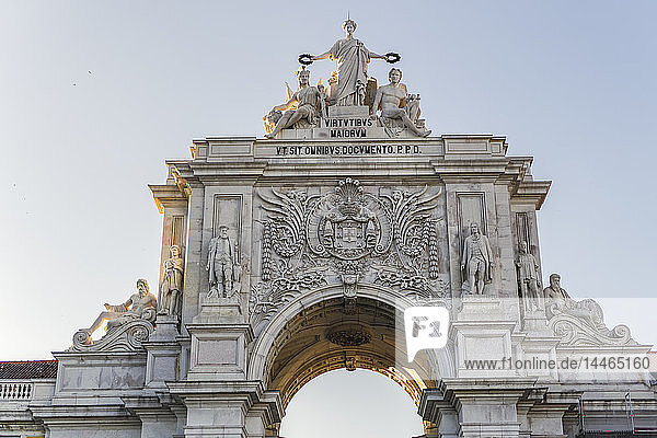 Triumphbogen Rua Augusta  Statuendetail mit Glory rewarding Valor und Genius  vom Commerce Square aus gesehen  Lissabon  Portugal