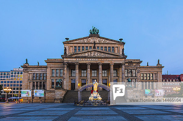 Konzerthaus Berlin bei Sonnenuntergang am Gendarmenmarkt in Berlin  Deutschland