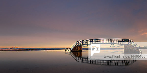 Brücke ins Nirgendwo bei Sonnenaufgang  Belhaven Bay  Dunbar  East Lothian  Schottland  Vereinigtes Königreich