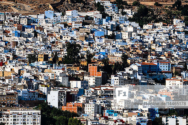 Nahaufnahme des Stadtbilds von Chefchaouen  bekannt als die Blaue Stadt  im Rif-Gebirge  Marokko  Nordafrika  Afrika