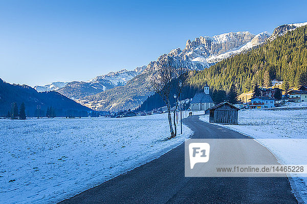 Straße durch Schnee unter den Dolomiten Italien