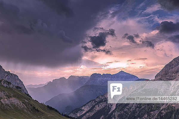 Gewitter bei Sonnenuntergang in der Sellagruppe  Fassatal  Trentino  Dolomiten  Italien