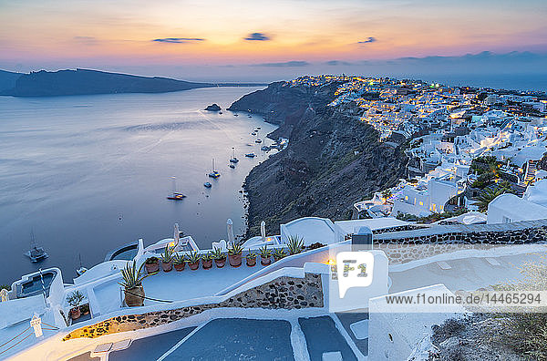 Blick auf das Dorf Oia bei Sonnenuntergang  Santorin  Kykladen  Ägäische Inseln  Griechische Inseln  Griechenland  Europa