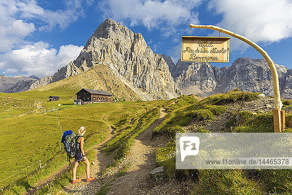 Wanderer auf der San Nicolo Hütte  San Nicolo Pass  Fassatal  Trentino  Dolomiten  Italien