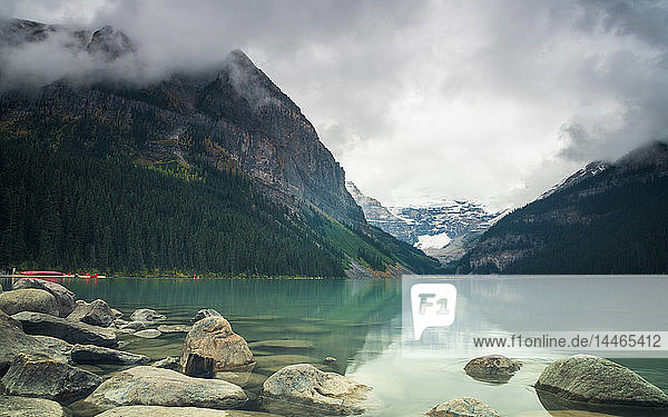 Bewölkter Lake Louise  Banff National Park  UNESCO Weltkulturerbe  Alberta  Rocky Mountains  Kanada  Nordamerika