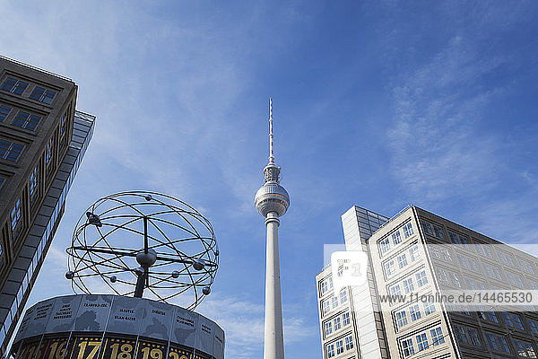 Deutschland  Berlin  Alexanderplatz  Fernsehturm und Weltzeituhr
