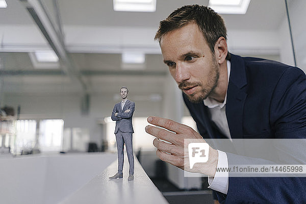 Geschäftsmann beim Betrachten seines §D-Porträts
