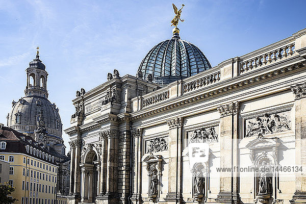 Deutschland  Dresden  Akademie der Bildenden Künste und Frauenkirche im Hintergrund