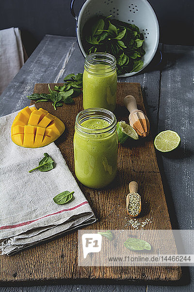 Gläser Spinat-Smoothie mit Mango  Limettensaft und Hanfsamen