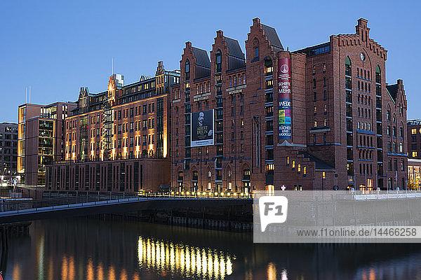 Deutschland  Hamburg  Speicherstadt  Internationales Maritimes Museum in der Abenddämmerung