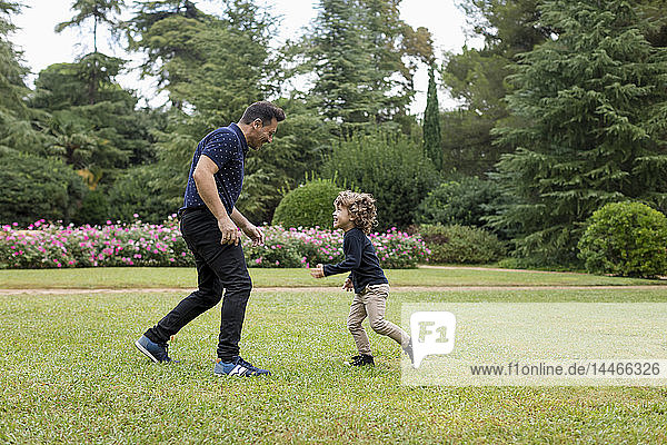 Vater und Sohn spielen gemeinsam im Park
