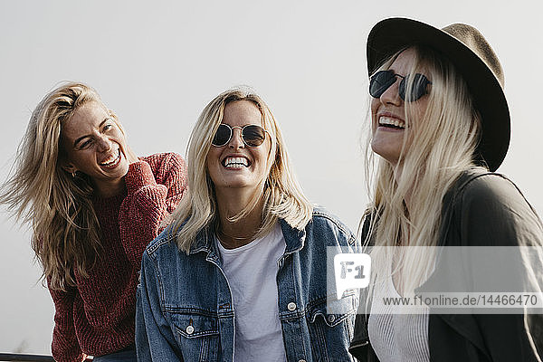 Drei glückliche junge Frauen im Freien