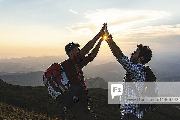 Italien  Monte Nerone  zwei glückliche und erfolgreiche Wanderer in den Bergen bei Sonnenuntergang