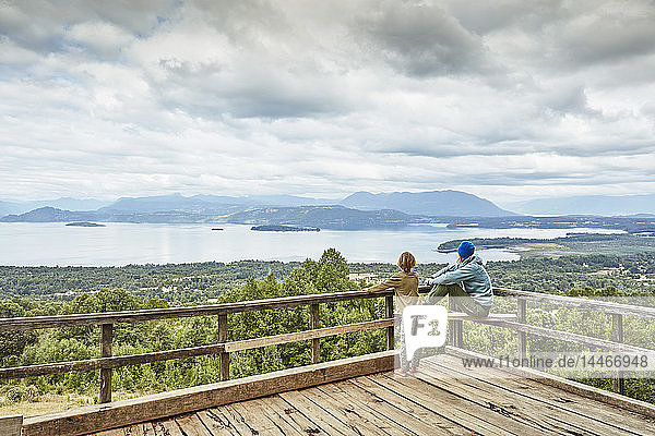 Chile  Puren  Nahuelbuta-Nationalpark  Frau mit Sohn auf der Aussichtsterrasse mit Blick auf den See