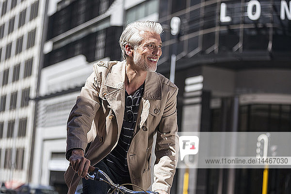 Älterer Mann fährt Fahrrad in der Stadt