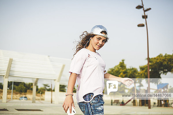 Skateboardfahren für Mädchen  Smartphone und Kopfhörer