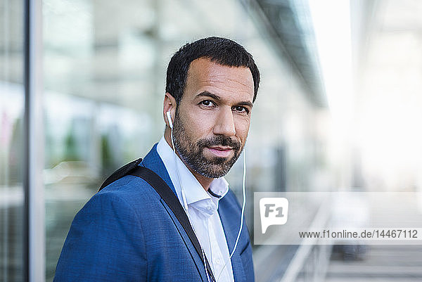Porträt eines Geschäftsmannes mit Kopfhörern