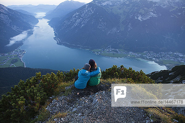 Österreich  Tirol  zwei Wanderer geniessen die Aussicht auf den Achensee