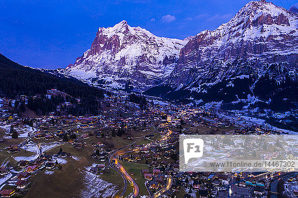 Schweiz  Kanton Bern  Wetterhorn  Grindelwald  Stadtbild zur blauen Stunde im Winter