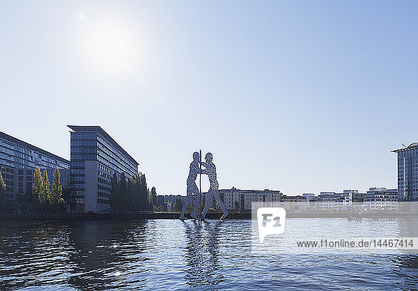 Deutschland  Berlin  Blick auf Treptow mit der Skulptur 'Molecule Man' und der Spree im Vordergrund