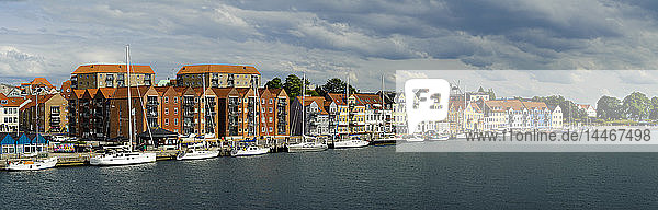 Dänemark  Jütland  Sonderborg  Blick auf den Stadthafen