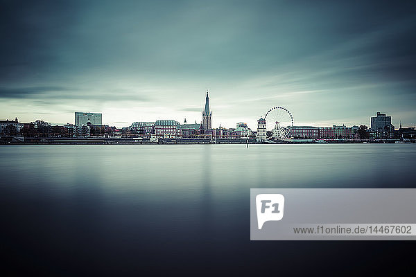 Deutschland Düsseldorf Blick auf die Altstadt mit dem Rhein im Vordergrund