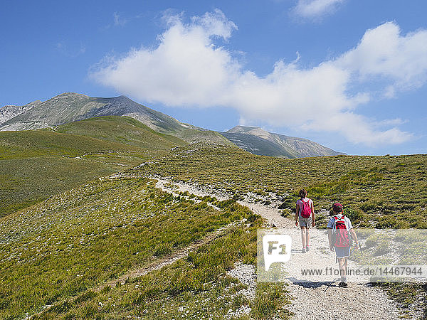 Italien  Umbrien  Sibillinische Berge  zwei Kinder beim Wandern auf dem Vettore