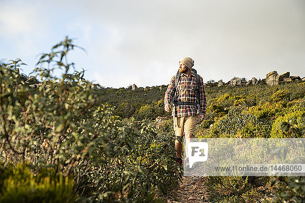 Spanien  Andalusien  Tarifa  Mann auf einer Wanderung auf einem Wanderweg