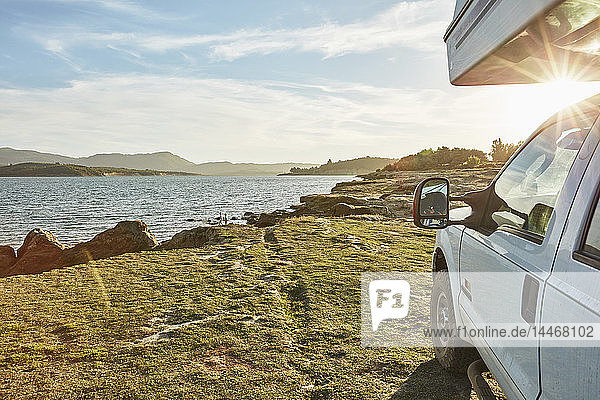 Chile Talca Rio Maule Wohnmobil am See mit zwei Jungen am Wasser im Hintergrund