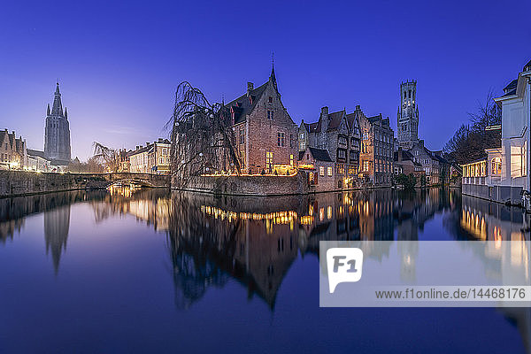 Belgien  Brügge  Kanalufer und historische Gebäude bei Nacht