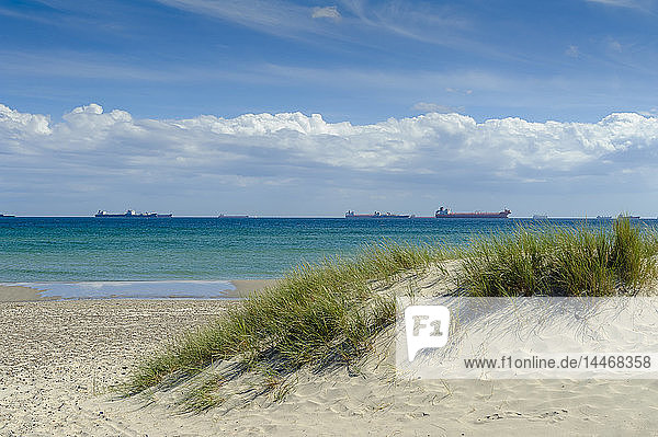 Dänemark Jütland Skagen Grenen Strand und Schiffe auf dem Meer