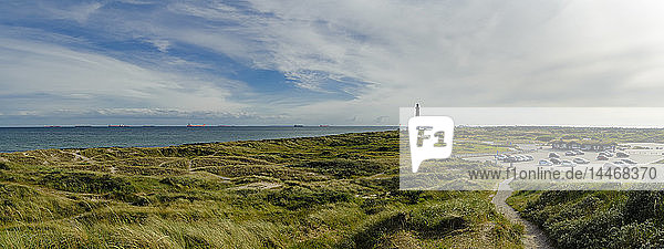 Dänemark Jütland Skagen Grenen Dünenlandschaft mit Leuchtturm im Hintergrund