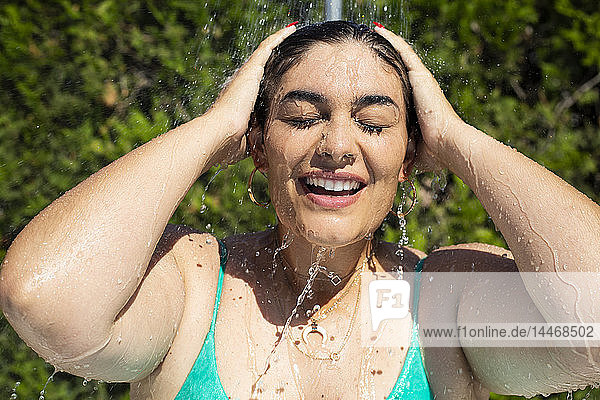 Porträt einer jungen Frau  die im Freien duscht