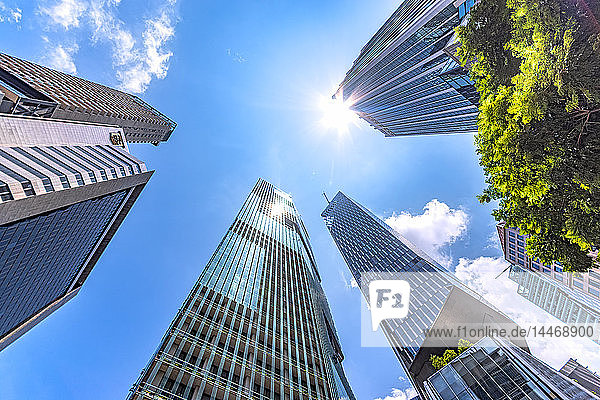 Singapur  Hochhäuser  niedriger Blickwinkel gegen die Sonne