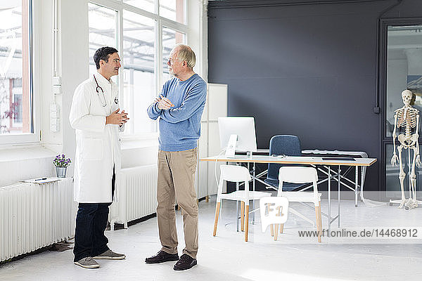 Arzt und Patient stehen sich in der medizinischen Praxis gegenüber