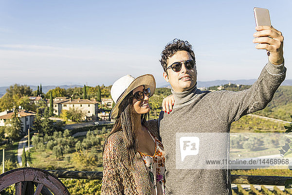 Italien  Toskana  Siena  junges Paar beim Selfie auf einem Weingut