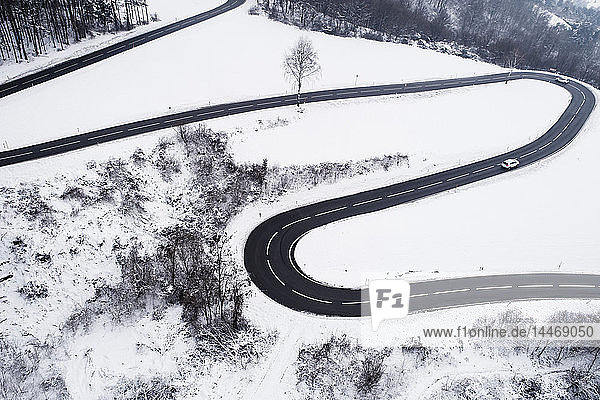 Österreich  Wienerwald  Autos fahren auf Bergstraße in schneebedeckter Landschaft  Luftaufnahme