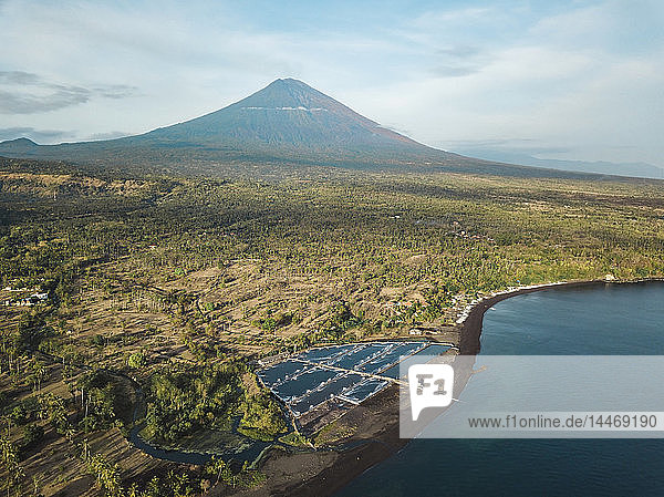 Indonesien  Bali  Amed  Luftaufnahme der Garnelenfarm und des Vulkans Agung im Hintergrund