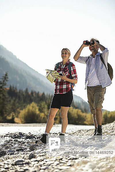 Österreich  Alpen  Ehepaar auf einer Wanderung mit Karte und Fernglas