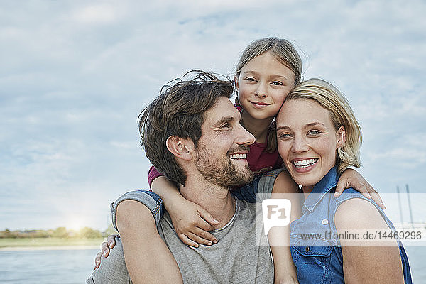 Deutschland  Düsseldorf  glückliche Familie mit Tochter am Rheinufer