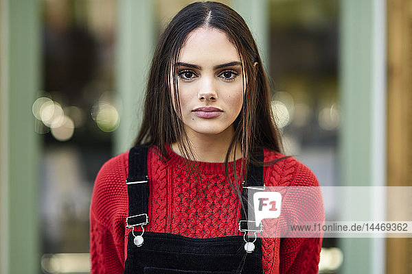 Porträt einer modischen jungen Frau mit rotem Strickpullover