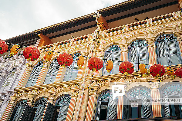 Singapur  farbenfrohe alte Häuser in Chinatown mit roten und orangefarbenen chinesischen Laternen