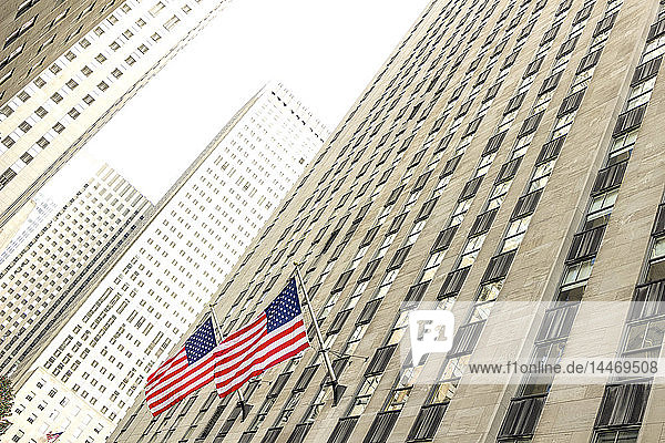 USA  New York City  Manhattan  Wolkenkratzer mit amerikanischen Flaggen