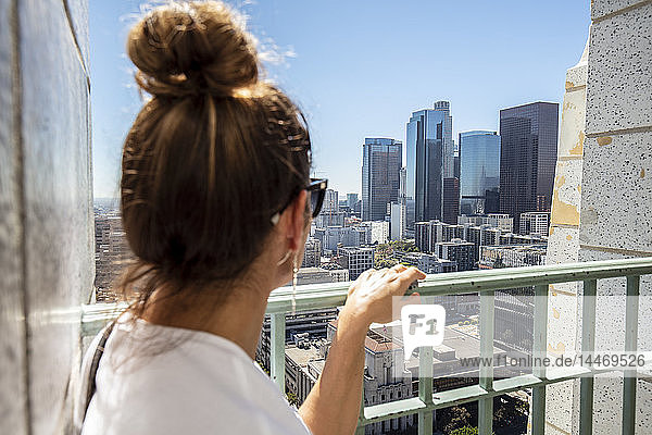 USA  Kalifornien  Los Angeles  Frau betrachtet die Stadt vom Beobachtungspunkt aus