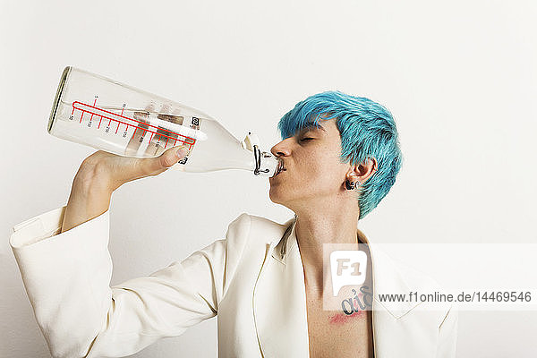 Grunge lesbische Frau trinkt aus Wasserflasche